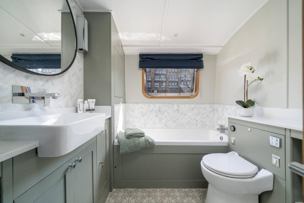Luxurious Houseboat Near Canary Wharf In Лондон Экстерьер фото